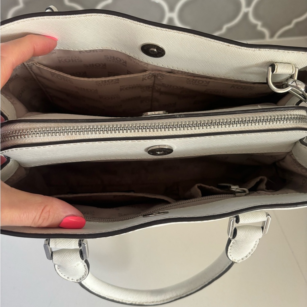 Michael Kors White Handbag - Picture 4 of 8